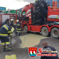 T Schadstoff 2 - LKW verliert Hydrauliköl