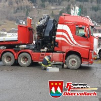 T Schadstoff 2 - LKW verliert Hydrauliköl