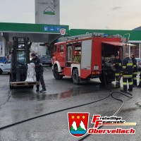 T Schadstoff 2 - LKW verliert Hydrauliköl