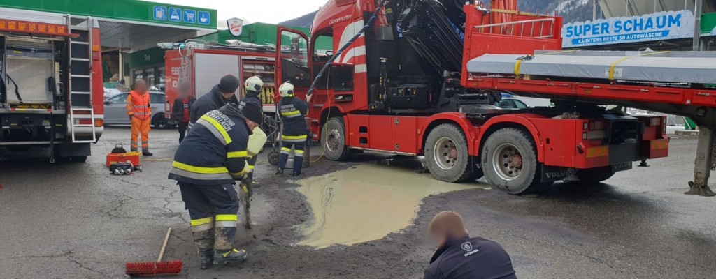 T Schadstoff 2 - LKW verliert Hydrauliköl